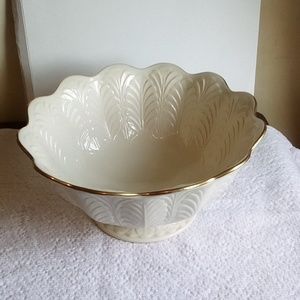 Lenox Wedding Bowl, scalloped & gilded edges on pedestal 10" holds near1 gallon